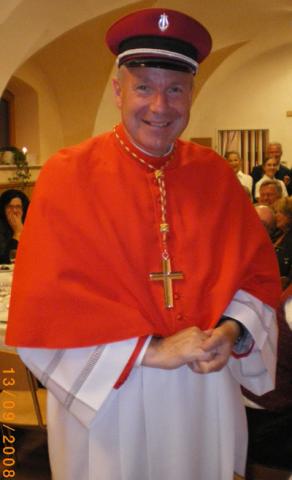 Kardinal Schönborn mit Kappe des Musikvereins.